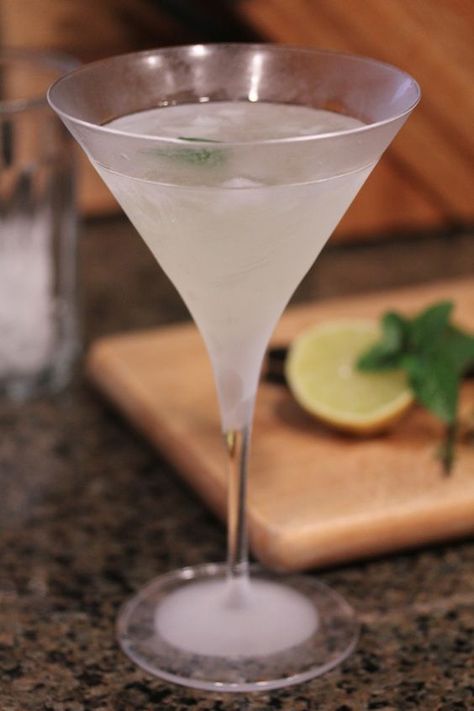 Elderflower Martini, Boozy Drinks, Vodka Drinks, Martini Recipes, Cocktail Ingredients, Cocktail Drinks Recipes, St Germain, Alcohol Drink Recipes, Kitchen Stories