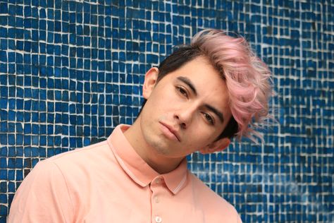 pelo rosa hombre cabello estilo rosado hairstyle men rose pink hair men Fotografía @Isrogergil Frosted Tips Hair, Frosted Tips Hair Men, Pink Hair Men, Rose Pink Hair, Frosted Tips, Hairstyle Men, Tips Hair, Short Straight Hair, Color Hair