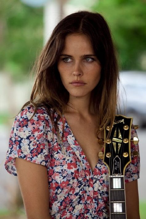 Boho Hippie Aesthetic, Light Floral Dress, Isabel Lucas, Model Tips, Bianca Jagger, Charlotte Rampling, Feminine Beauty, Alexa Chung, Rachel Zoe