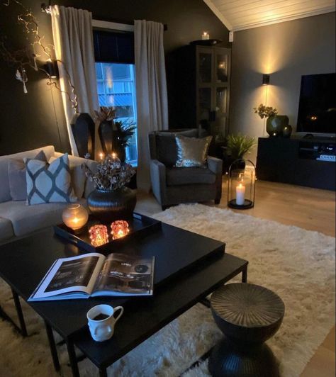 Black Livingroomideas, Apartment Decorating Dark, Dark Theme Living Room, Apartment Dark Aesthetic, Dark Modern Living Room, Coastal Apartment Decor, Home Decor Ideas Bathroom, Black Living Room Decor, Dark Living Rooms