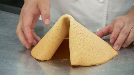 Fortune Cookie Recipe, Giant Fortune Cookie, China For Kids, Fortune Cookies Recipe, Sweet Stand, Filo Dough, Chinese New Year Party, Giant Cookie, Fortune Cookies