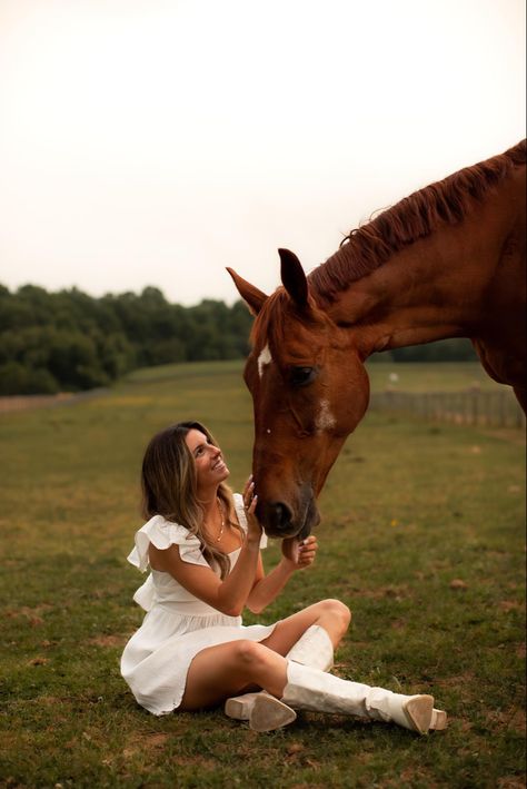 Cute Poses To Do With Your Horse, Horse And Me Photoshoot, Senior Photo Country, Posing With Horses, Paddock Photoshoot, Horse Pics Photography, Fall Photoshoot With Horses, Photo Shoot With Horses Cowgirl, Horse Senior Photoshoot