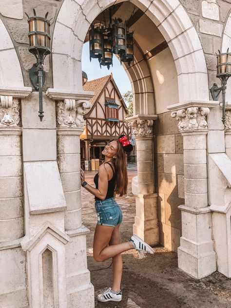 Senior Pics At Disney World, Disney Castle Poses, Disney Photo Ideas Magic Kingdom, Magic Kingdom Photo Spots, Cute Disney World Pictures, Epcot Instagram Pictures, Disneyland Senior Pictures, Walt Disney World Photo Ideas, Disney Senior Pictures