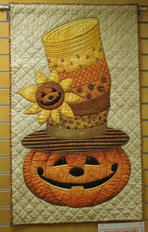 Fall Quilting Ideas, Fall Wall Hangings Diy, Applique Wall Hangings Ideas, Fall Wall Hangings Quilted, Halloween Quilting Projects, Halloween Panel Quilts, Fall Wall Hangings, Halloween Patchwork, Fall Wall Hanging