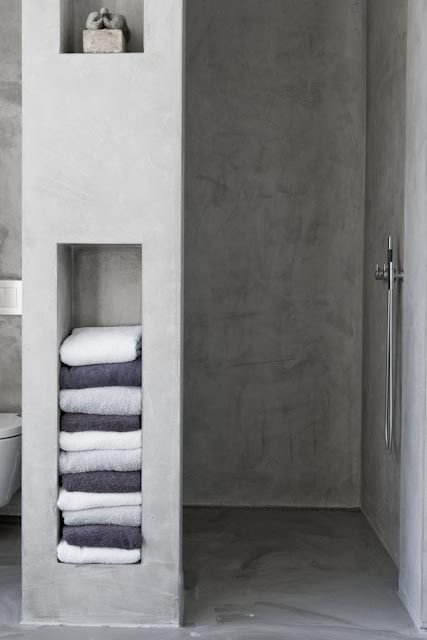 Bathroom Drømme Bad, All White Bathroom, Concrete Bathroom, Bad Inspiration, Towel Storage, Bathroom Renos, House Bathroom, Wet Rooms, Beautiful Bathrooms