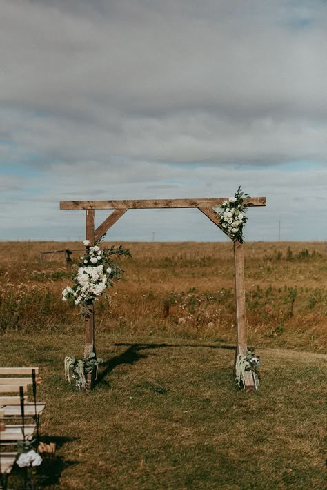 Octagon Arbor Wedding, Backyard Field Wedding, Farm Wedding Arch, Farm Wedding Simple, Prairie Wedding Ideas, Outdoor Field Wedding Ceremony, Country Field Wedding, Diy Field Wedding, Outdoor Farm Wedding Ceremony