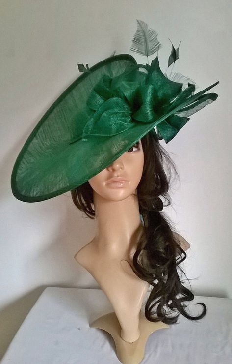 Race Day Hats, Fascinator Hats Diy, Ivory Fascinator, Ladies Dress Hats, Green Fascinator, Classy Hats, Sinamay Fascinator, Bridal Fascinator, Sinamay Hats