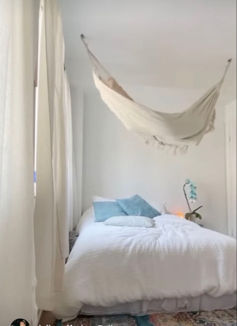 Hammock Over Bed, Hammock Above Bed, Room Hammock, Above Bed Ideas, Hammock In Bedroom, Aesthetic Room Ideas, Cute Bedroom Ideas, Cute Room Ideas, Above Bed