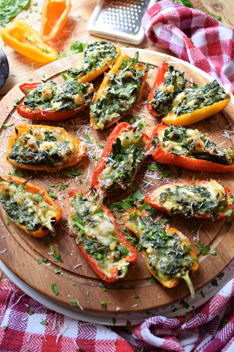 Feta & Spinach Stuffed Mini Peppers - Julia's Cuisine Stuffed Peppers Appetizer, Appetizer Sweet, Mini Peppers Recipes, Crispy Oven Baked Chicken, Mini Peppers, Mini Sweet Peppers, Make Ahead Appetizers, Stuffed Mini Peppers, Sweet Peppers