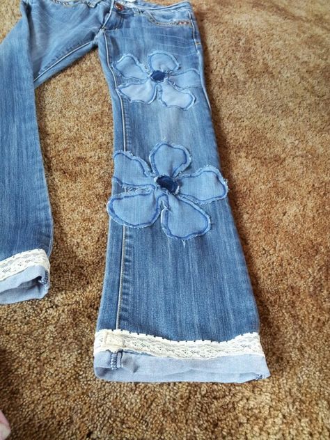 Patchwork my jeans Size Up Jeans Diy, How To Add Patches To Jeans, Sewing Projects Fashion, Customized Jeans Ideas, Diy Decorated Jeans, Lace Jeans Diy, Upcycle Pants Diy, Upcycle Boho Clothing Diy, Jeans Ideas Creative