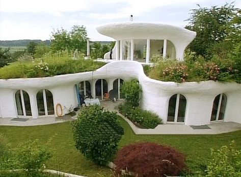 Case Sotterranee, Casa Hobbit, Grass Roof, Earthship Home, Earth Sheltered, Underground Homes, Unusual Homes, Cob House, Hobbit House