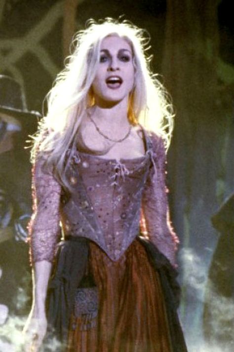 Sarah Jessica Parker as Sarah Sanderson | This Is What The Cast Of "Hocus Pocus" Looks Like Now Sarah Sanderson Hocus Pocus, Sarah Sanderson Costume, Hermanas Sanderson, Hocus Pocus Costume, Clueless Halloween Costume, Hocus Pocus 1993, Hocus Pocus Movie, Sarah Sanderson, Trio Halloween Costumes