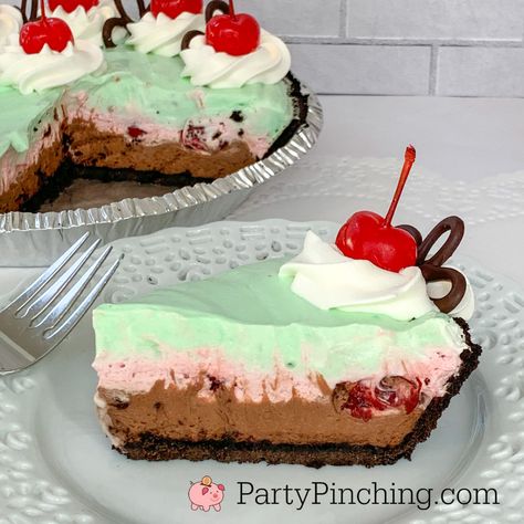 Spumoni Fluff Pie Spumoni Pie, Spumoni Recipe, Spumoni Dessert, Spumoni Cookies, Eclair Cakes, Spumoni Cake, Fancy Deserts, Cooking Therapy, Baking Recipes Pie