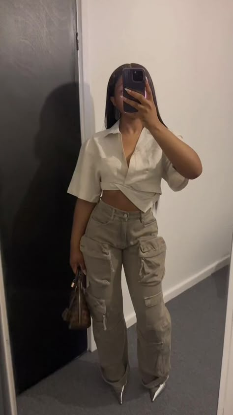 Rate This Cargo pants outfit From ⭐1~10. SAVE & FOLLOW i will update everyweek. Aliyah's Face Outfits, Probate Outfits Greek, Mode Zara, Cargo Pants Outfit, Mode Inspo, Streetwear Fashion Women, Dressy Outfits, Baddie Outfits Casual