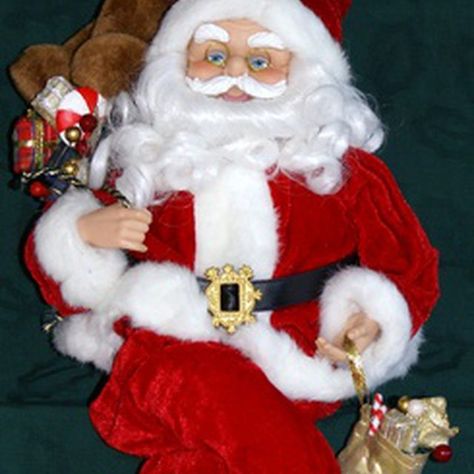 When making a lifesize Santa doll, look at pictures and smaller dolls for inspiration. Santa Claus Doll, Christmas Santas, Santa Doll, Decorating Crafts, Christmas Display, Doll Head, Christmas 2020, Life Size, Christmas Decorating