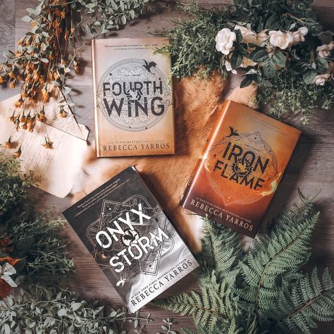 What do we think of the Onyx Storm cover? I really like it but it's not at all what I was expecting! I thought maybe the books would be in a gradient from gold to black, so I thought this book would be a dark copper color! But I guess with a title like Onyx Storm it makes sense being black. #bookstagram #readersofig #fourthwing #onyxstorm #ironflame Onyx Storm, Empyrean Series, Iron Flame, Wings Book, Rebecca Yarros, Cozy Interior Design, Book Instagram, Fourth Wing, Dragon Illustration