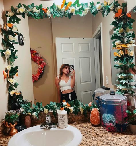 Vibe Bathroom Ideas, Witchcore Bathroom, Flower Themed Bathroom, Cluttercore Bathroom, Aethstetic Bathrooms, Half Bath Decor Ideas Rental, Hippy Bathroom Ideas, Flower Theme Bathroom, Indie Bathroom Ideas