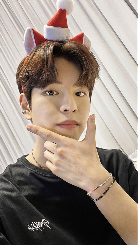 Seungmin Bracelet, Seungmin Wallpaper, Bead Diy, Kim Seungmin, Kids Icon, Chinese Boy, Diy Beads, Bracelets For Men, Photo Cards