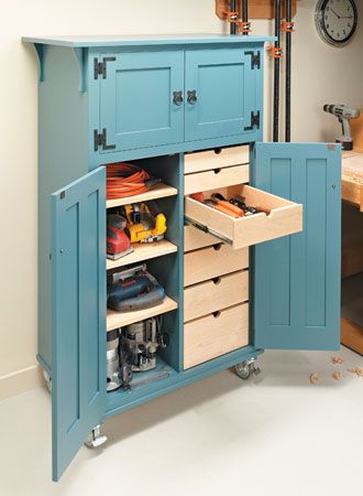 Organize and store your power and hand tools in style with this classic cabinet design. Woodsmith Plans, Woodworking Hacks, Woodworking Desk, Woodworking Art, Working Table, Cabinet Plans, Woodworking Cabinets, Woodworking Basics, Intarsia Woodworking