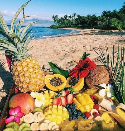 We could deinitely go for something like this!  . . #tropical #tropicalfruit #summer #beach #pineapple #beachlife #exotic #endlesssummer #globalsunseeker Berry Board, Aesthetic Tropical, Tropical Food, Hawaii Food, Hawaii Life, Beach Please, Fresh Summer, Plant Powered, Tropical Fruits