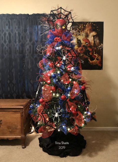 Spider Man Tree, Spider Man Christmas Tree Ideas, Avengers Christmas Tree Ideas, Marvel Xmas Tree, Character Christmas Tree Ideas, Spider Man Christmas Tree, Avengers Tree Christmas, Spiderman Christmas Tree, Diy Spider Man Ornament