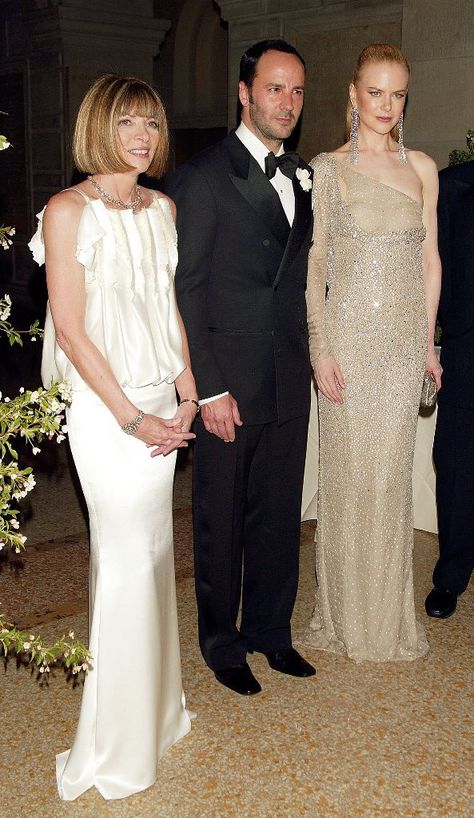 Anna Wintour Met Gala, Vogue Editor In Chief, Gala Looks, Met Gala Dresses, Silk Evening Gown, Magazine Vogue, Glamorous Outfits, Met Gala Red Carpet, Christian Dior Haute Couture