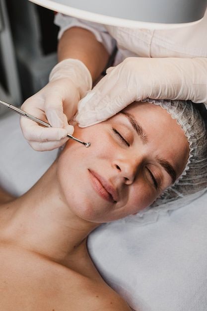 Premium Photo | Young beautiful woman gets facial cleansing procedure in a beauty salon Facial Images, Regular Skin Care Routine, Skin Lightener, Medical Aesthetics, Facial Aesthetics, Proper Skin Care, Best Skin Care Routine, Natural Skin Care Routine, Skin Care Shopping