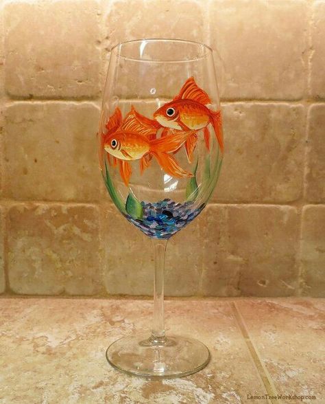 Gold Fish Aquarium, Painted Goldfish, Decorated Wine Glasses, Painting Glass, Glass Painting Designs, Hand Painted Glasses, Wine Glass Crafts, Wine Glass Art, Glass Bottles Art