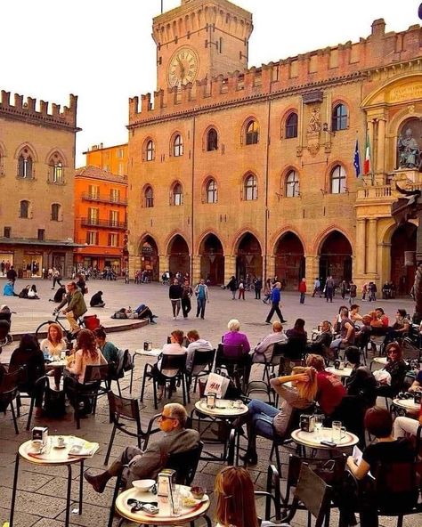 Good morning from Bologna, Italy. 🇮🇹❤️🇮🇹 Bologna Italy Aesthetic, Bologna Fashion, Pier Paolo Pasolini, Italian Aesthetic, Siena Italy, Living In Italy, Bologna Italy, Italy Photography, Italy Aesthetic