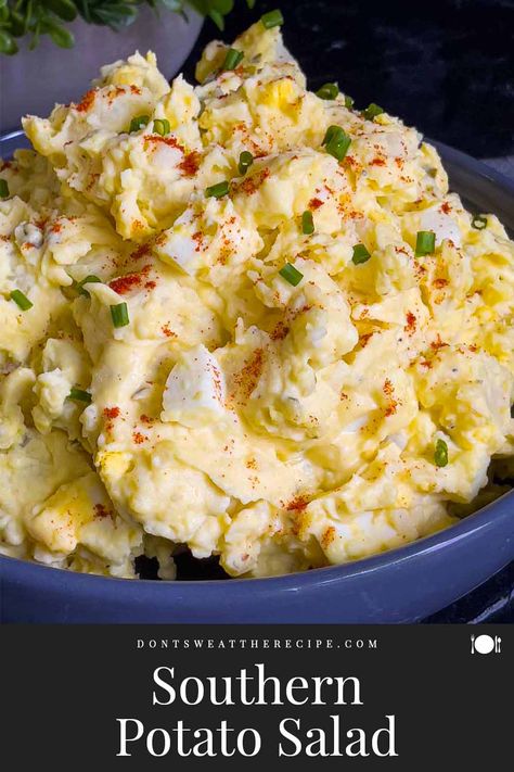 Southern potato salad in a bowl garnished with chives and paprika. Corn Side Dish Recipes, Southern Style Food, Corn Side, Southern Style Potato Salad, Best Potato Salad, Potatoes Salad, Best Potato Salad Recipe, Potato Salad Recipes, Potato Salad Recipe Easy