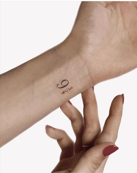 Dobby Is Free Tattoo, Harry Potter Dainty Tattoos, Cool Harry Potter Tattoos, Minimalist Tattoo Harry Potter, Harry Potter Aesthetic Tattoo, Dainty Harry Potter Tattoos, 9 3/4 Tattoo, Minimal Harry Potter Tattoo, Harry Potter Fine Line Tattoo