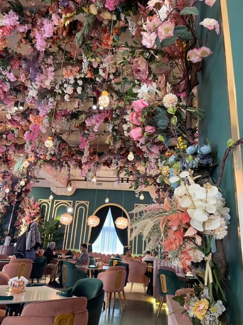 Floral Coffee Shop Aesthetic, Florist Interior Design, Cafe Table Aesthetic, Girly Restaurant, Pink Cafe Interior, Tea Room Aesthetic, Cafe Aesthetic Interior Design, Parisian Cafe Interior, Trending Home Design