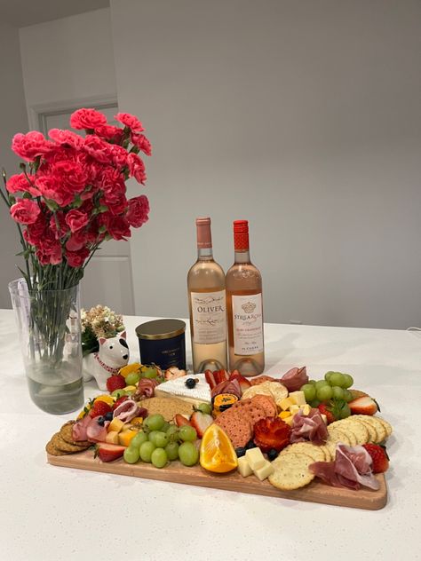 wine night w roses and a charcuterie board. so much love :) Charcuterie Board Wine Night, Charcuterie Board Date Night, Thanksgiving Cooking, A Charcuterie Board, Food Crush, Charcuterie Recipes, Wine Night, Cheese Boards, Hotel Stay