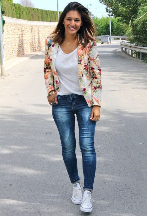 Bring Your Wardrobe Into Full Bloom With These Spring-Ready Floral Blazers Floral Blazer Outfit, Converse Outfits, Blazer Outfits For Women, Real Fashion, Outfits With Converse, Blazer Outfit, Cute Spring Outfits, Floral Blazer, White Converse