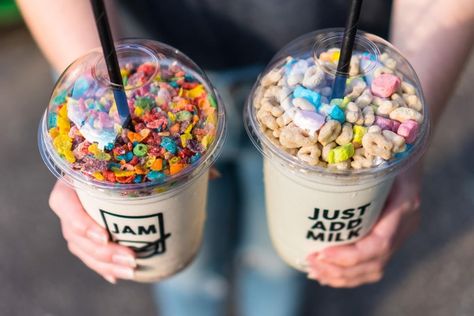 Popular Ottawa cereal bar JAM Cereal hosted a pop-up in Toronto, inside Convenience Resto Bar on Queen Street West, where patrons got a chance to taste test their delicious cereal milkshakes. Cereal Bar Restaurant, Cereal Bar Ideas, Cereal Bar Party, Cereal Toppings, Milkshake Delivery, Cereal Restaurant, Cereal Bars Party, Cereal Milkshake, Cereal Cafe