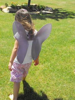 DIY Fairy Wings: wire coat hangers, masking tape, knee-high hose, spray paint, felt, ribbon, and hot glue How To Make Wings, Purple Spray Paint, Tinkerbell Wings, Diy Fairy Wings, Wire Coat Hangers, Diy Wings, Butterfly Costume, Diy Fairy, Fairy Parties