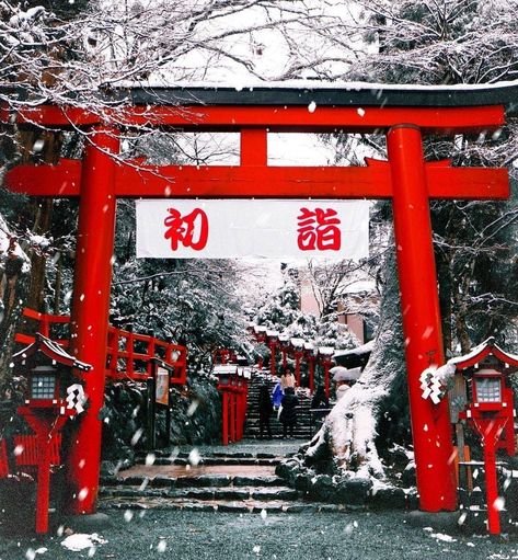 "初 詣" is Hatsumode. This is one of the most beautiful celebrations of the whole year since it is about receiving the new year in a spiritual place and connecting with the divinity. Double Tap if you love this! ======================== FOLLOW@japanwithlove_official FOLLOW@japanwithlove_official FOLLOW@japanwithlove_official for more ======================== SHARE this in your stories to be featured! Credit: @junjun.0118 Stay safe tag your friends and enjoy the content! =============== Japanese New Year Festival, Japan New Year, Japanese Christmas, Japanese Holidays, Japan Temple, Japanese New Year, Japan Landscape, Japan Photography, Love Store