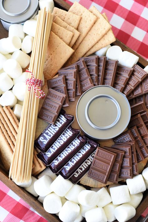 S'mores Charcuterie Board-A fun idea for outdoor entertaining this summer! Make a cute charcuterie board with marshmallows, graham crackers and chocolate, then let guests create their own s'more! #summer #smores #dessert #summerentertaining #charcuterieboard Cute Charcuterie Board, Cute Charcuterie, Bbq Party Games, Summer Smores, Candy Charcuterie, Dessert Charcuterie Board, Smores Party, Bruschetta Bar, Dessert Charcuterie