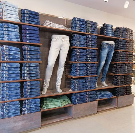 Shop Display Ideas Retail Stores Clothing Racks Shelves, Jean Display Boutique, Retail Interior Design Boutique, Boutique Shelving, Clothing Boutique Interior, Denim Display, Best Business Casual Outfits, Fancy Store, T-shirt Photography