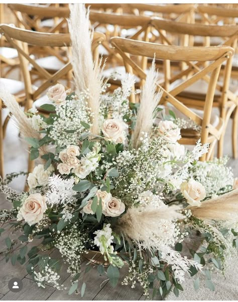 Boho Aisle Flowers, Pampas Wedding Decor, Pampas Wedding, Autumn Florals, Rose Flower Arrangements, Aisle Flowers, Boda Ideas, Floral Wedding Decorations