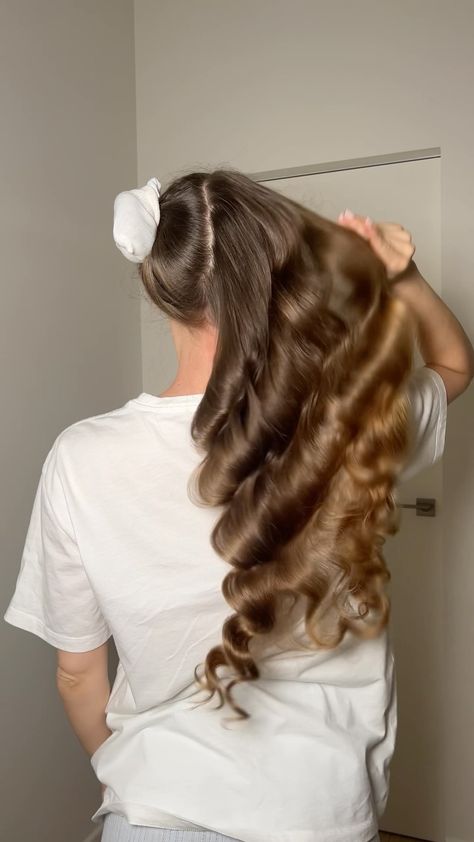 How To Curl Hair Using Socks, Heatless Curls Using Socks, How To Maintain Curls Overnight, Rag Curls Long Hair, Overnight Bun Curls, Sock Rollers Hair Curls, Overnight Curls With Socks, Heartless Curls With Socks, Heartless Sock Curls