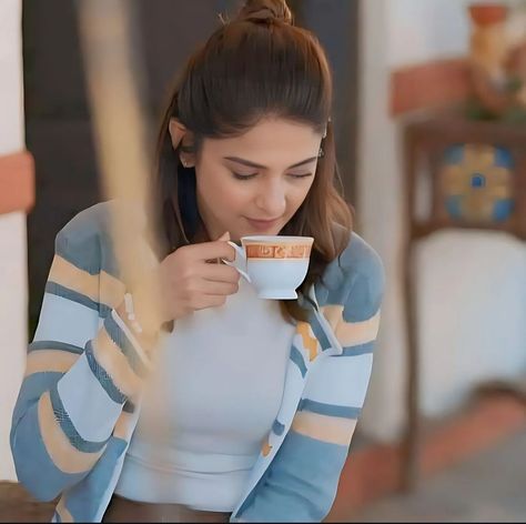 Beautiful Heart Images, Hande Ercel Style, Jennifer Winget Beyhadh, Views Video, Heart Images, Girly Bags, Couple Photoshoot Poses, Beautiful Views Video, Jennifer Winget