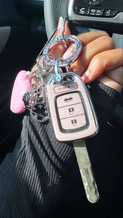 Car Keys Black Woman, Holding Car Keys Aesthetic, Honda Car Keys Aesthetic, Honda Civic Keys, Jeep Car Keys Aesthetic, Car Pink Accessories, Keys Aesthetic Car, Girly Car Keys, Honda Keys Aesthetic