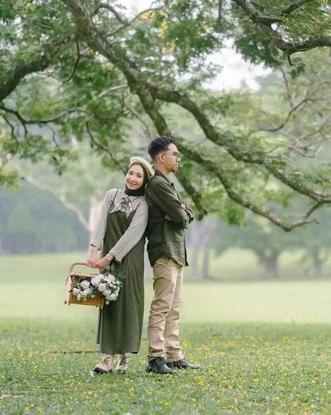 Inspirasi Prewedding Outdoor, Prewedding Piknik, Prewed Casual Outdoor, Prewedding Vespa, Pose Prewedding Outdoor, Photo Couple Ideas, Prewedding Photography Casual, Prewed Casual, Pre Wedding Outdoor