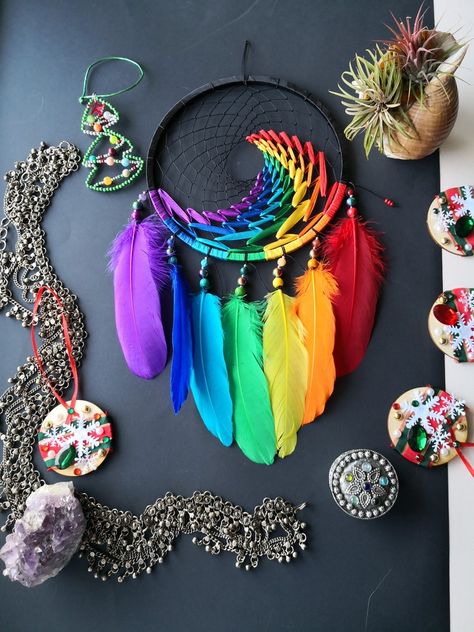 Rainbow Dream Catcher, Atrapasueños Diy, Rainbow Feather, Dream Catcher Patterns, Dream Catcher Nursery, Dream Catcher Decor, Feather Diy, Dream Catcher Craft, Dream Catcher Diy