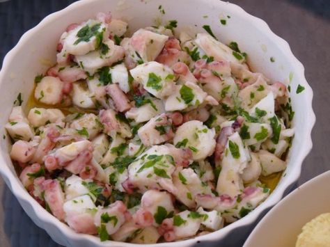 Octopus Salad Portuguese Octopus, Tuna Fish Salad, Tuna Fish Recipes, Octopus Recipes, Octopus Salad, Squid Recipes, Seafood Recipe, Fruit Salads, Seafood Salad