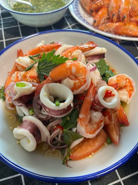 Thai Squid Salad, Thai Seafood Salad, Thai Seafood, Traditional Thai Food, Spicy Seafood, Lime Leaves, Healthy Food Menu, Food Cart Design, Kaffir Lime Leaves