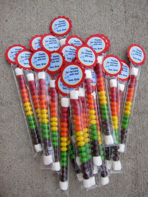 skittles party favors! how bout these with a white tag instead - thanks for sharing in our special day...yadda yadda Rainbow Favors, Basketball Party Favors, Rainbow Party Favors, Rainbow 1st Birthday, Rainbow Party Ideas, Rainbow Party Decorations, Rainbow Parties, Pony Birthday Party, My Little Pony Party