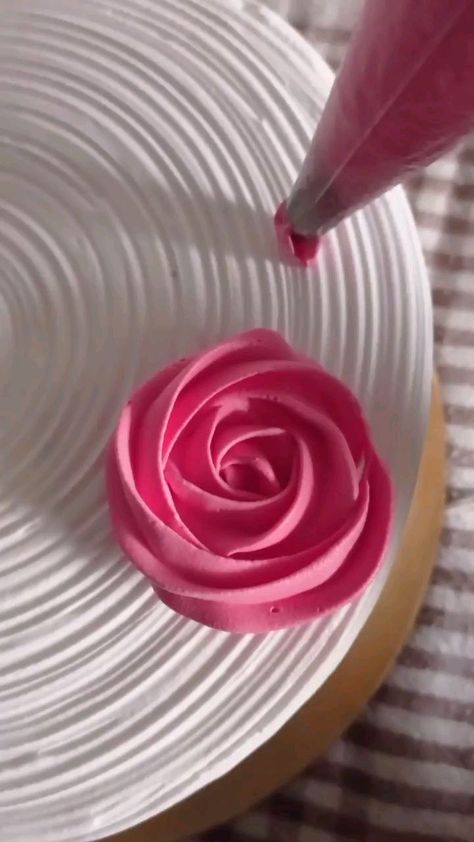 Rosettes Cake, Cake Decorating Flowers, Decorating Frosting, Cupcake Decorating Tips, Cake Decorating Icing, Cake Piping, Cake Decorating For Beginners, Buttercream Cake Decorating, Cupcake Cake Designs