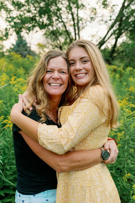 Mom and daughter posing for a portrait during senior photos Mom And Senior Daughter Photo Ideas, Mom And Daughter Graduation Photo Ideas, Mom And Daughter Senior Pictures, Senior Picture Ideas With Family, Senior Picture Ideas With Mom, Senior Photos With Parents, Mother Daughter Senior Pictures, Family Senior Pictures, Senior Pictures With Mom